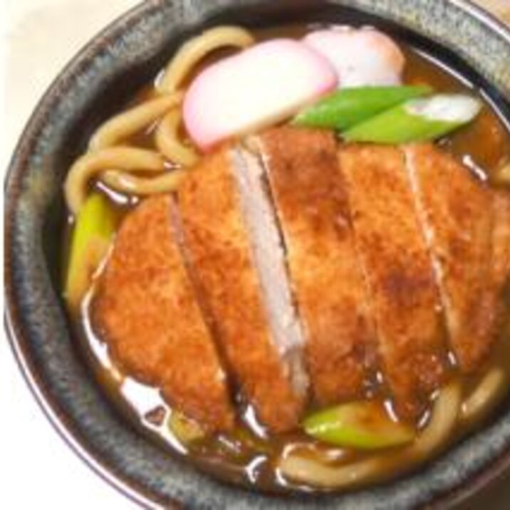 そばにも応用可！カツが乗ったカレーうどんです。